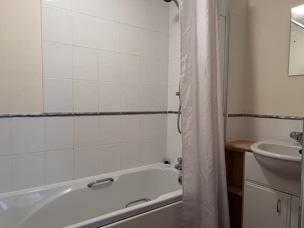 Lot: 70 - VACANT GROUND FLOOR FLAT WITH PARKING - Bathroom with white bath and hand basin